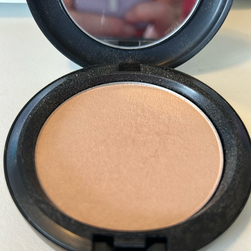 MAC Beauty Powder in Too Chic.